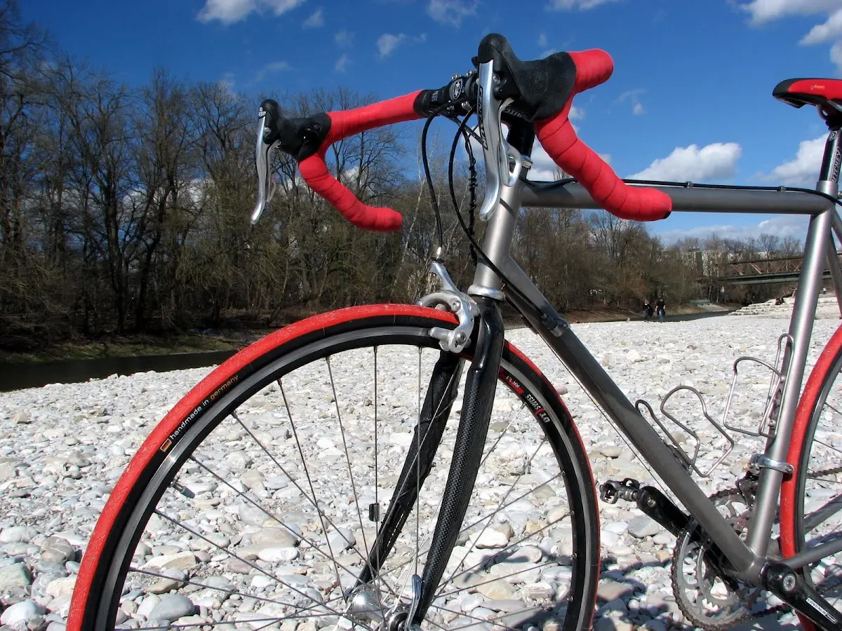 Rennrad an der Isar