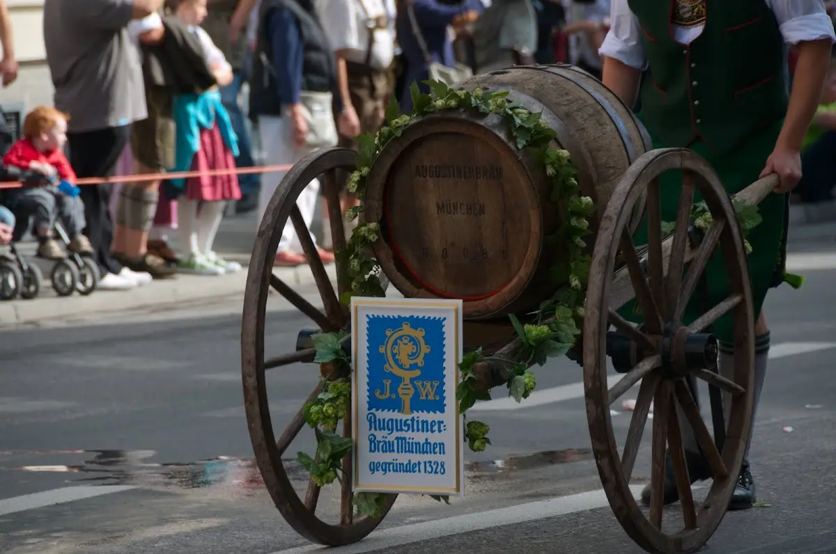 Oktoberfest 2011 - Einzug der Wiesenwirte/Trachtenumzug